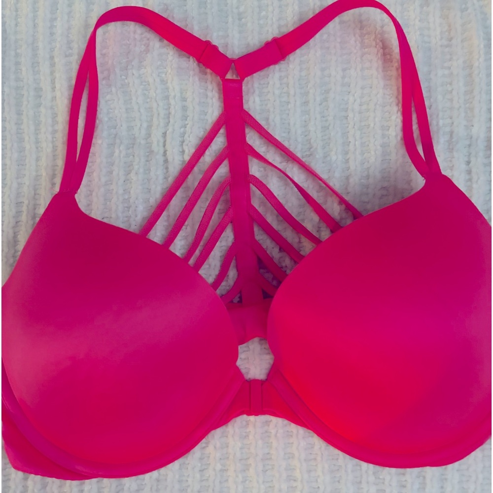 Gorgeous Victorias Secret Bra, underwire and sexy straps all across the back